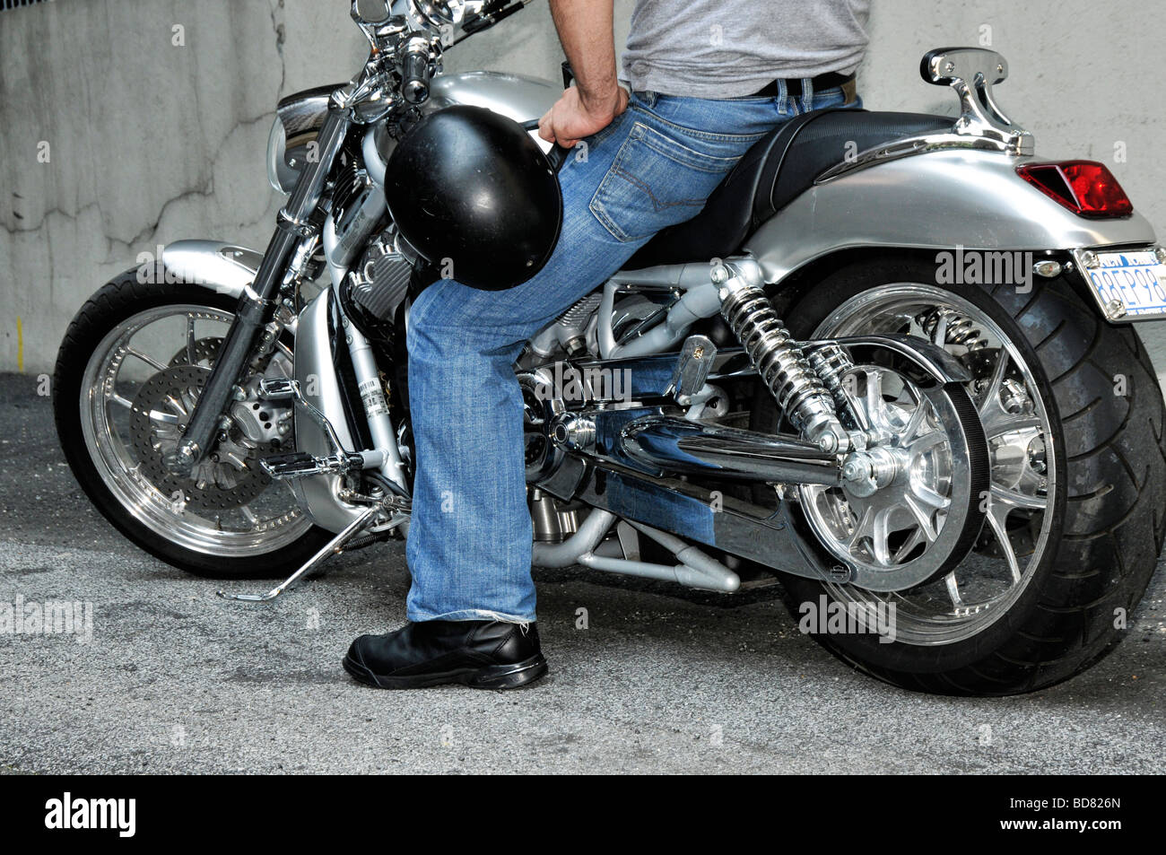 Vista parziale di un uomo seduto su un 2003 Harley Davidson V-Rod  motocicletta Foto stock - Alamy