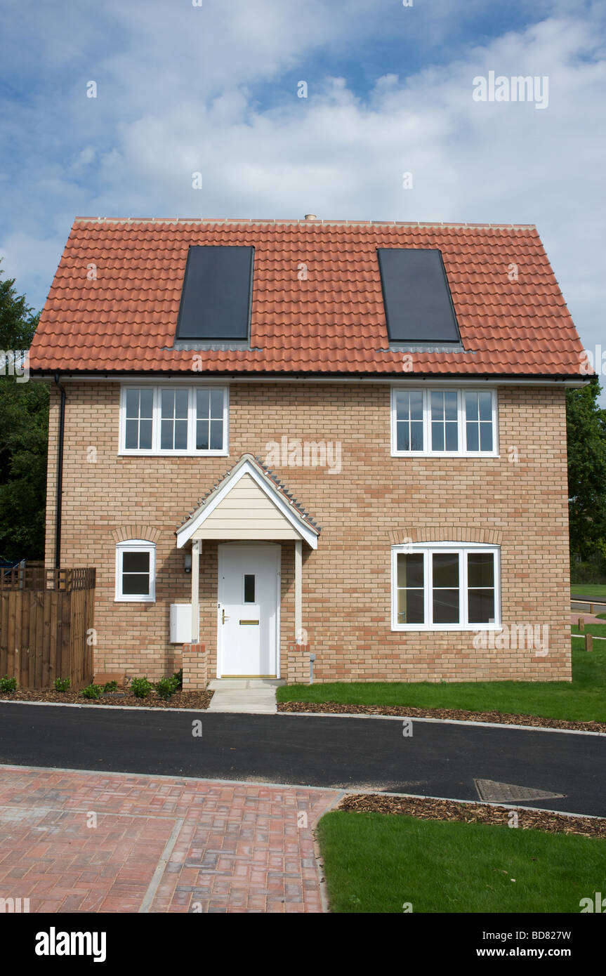 Nuova costruzione a basso tenore di carbonio a casa con built-in tetto a pannelli solari. Foto Stock