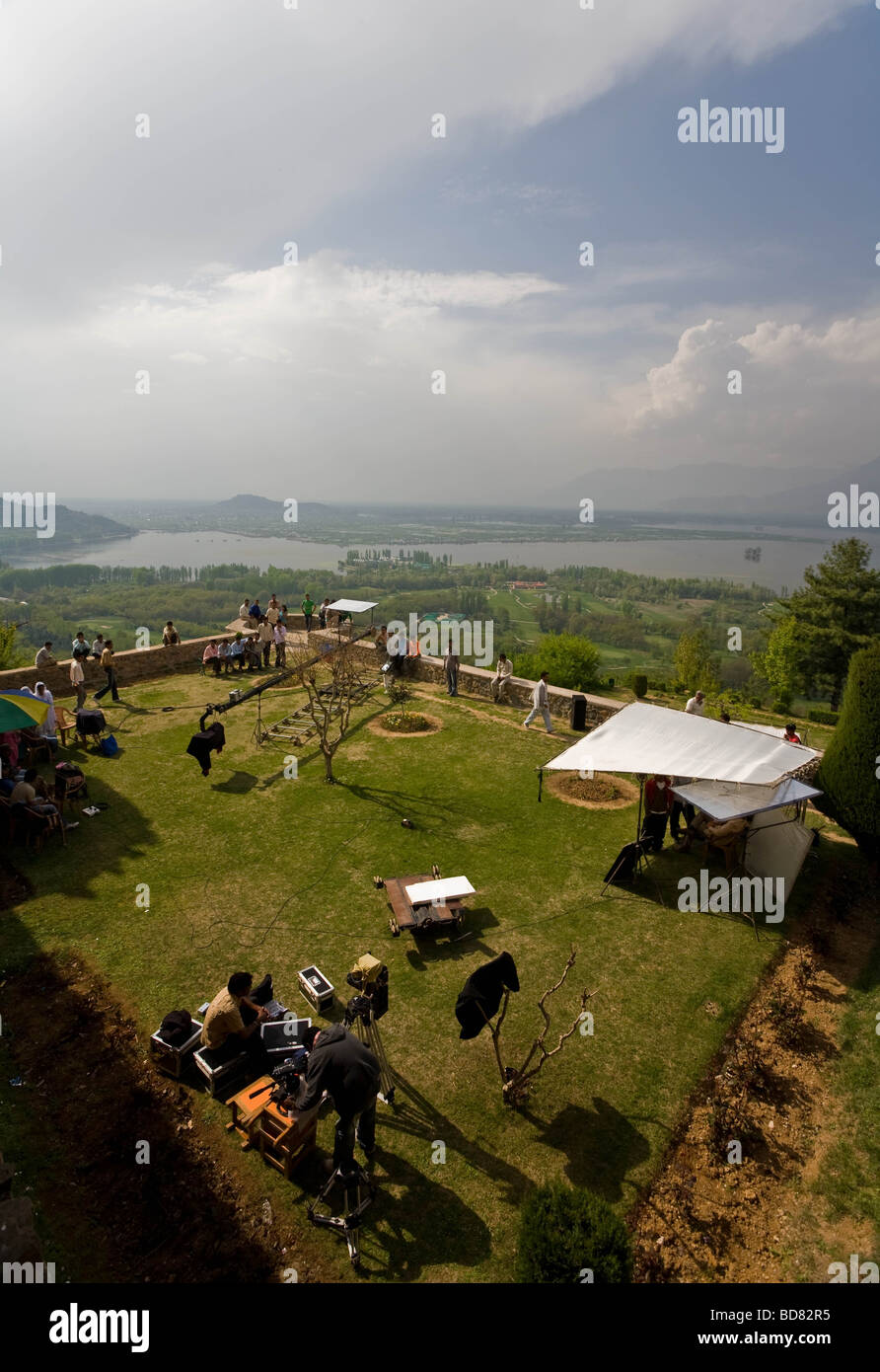 Un film di Bollywood equipaggio su una terrazza di un vecchio forte vicino a Srinagar Kashmir, con dal lago in background Foto Stock