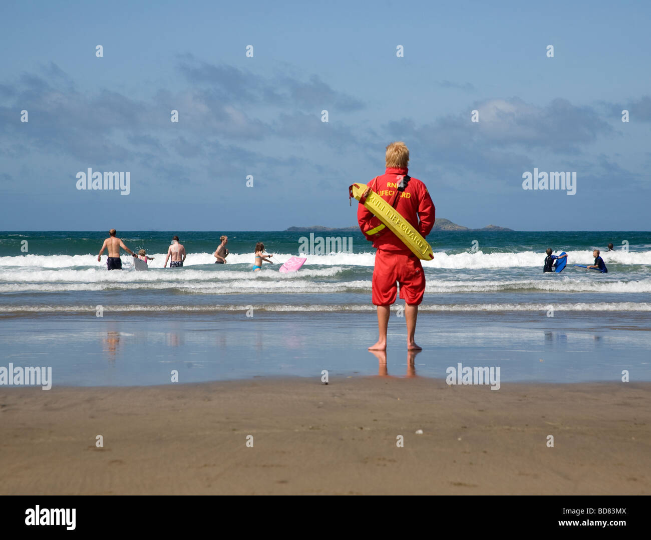 Bagnino guardare fuori per i nuotatori in mare White Sands Beach St Davids, Pembrokeshire, Galles Foto Stock