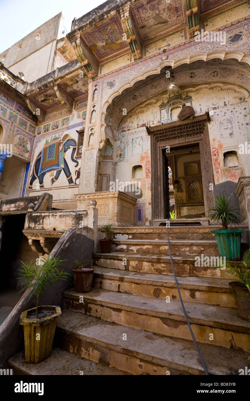 Il dipinto di entrata a un Haveli in Mandawa, India, che è ora utilizzato come semplice alloggio per diverse famiglie locali Foto Stock