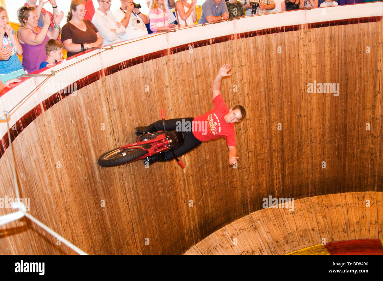 Muro della Morte fiera attrazione pericolosa pericolo motocicletta Motocicletta bike stuntman stunt man uomini stuntmen rider riding th Foto Stock