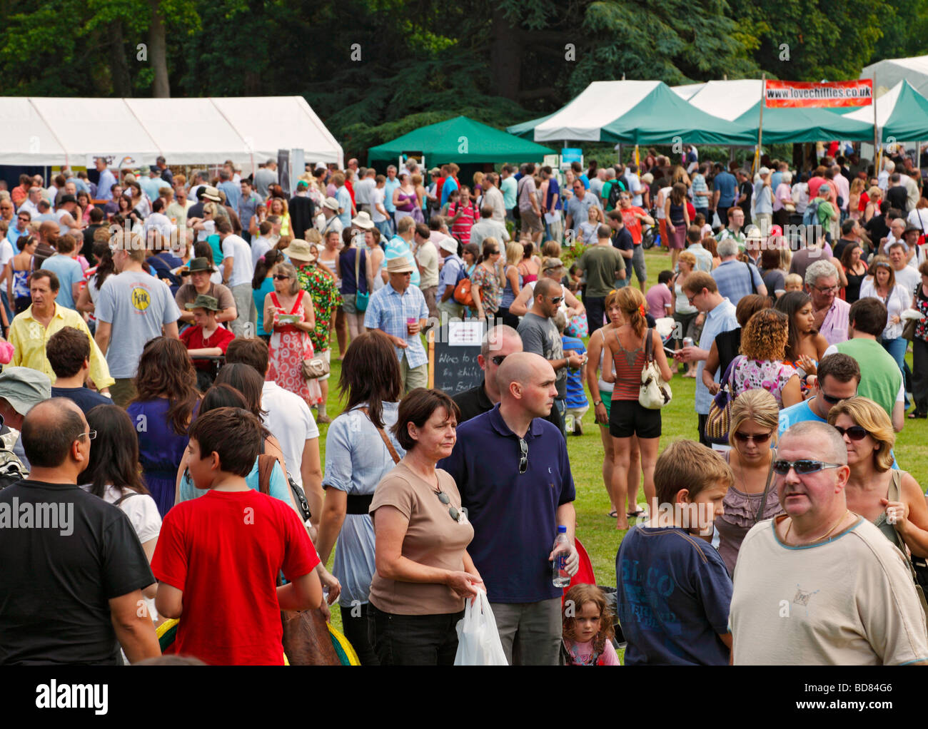 La folla che frequentano il West Dean Chili Fiesta. West Sussex, in Inghilterra, Regno Unito. Foto Stock
