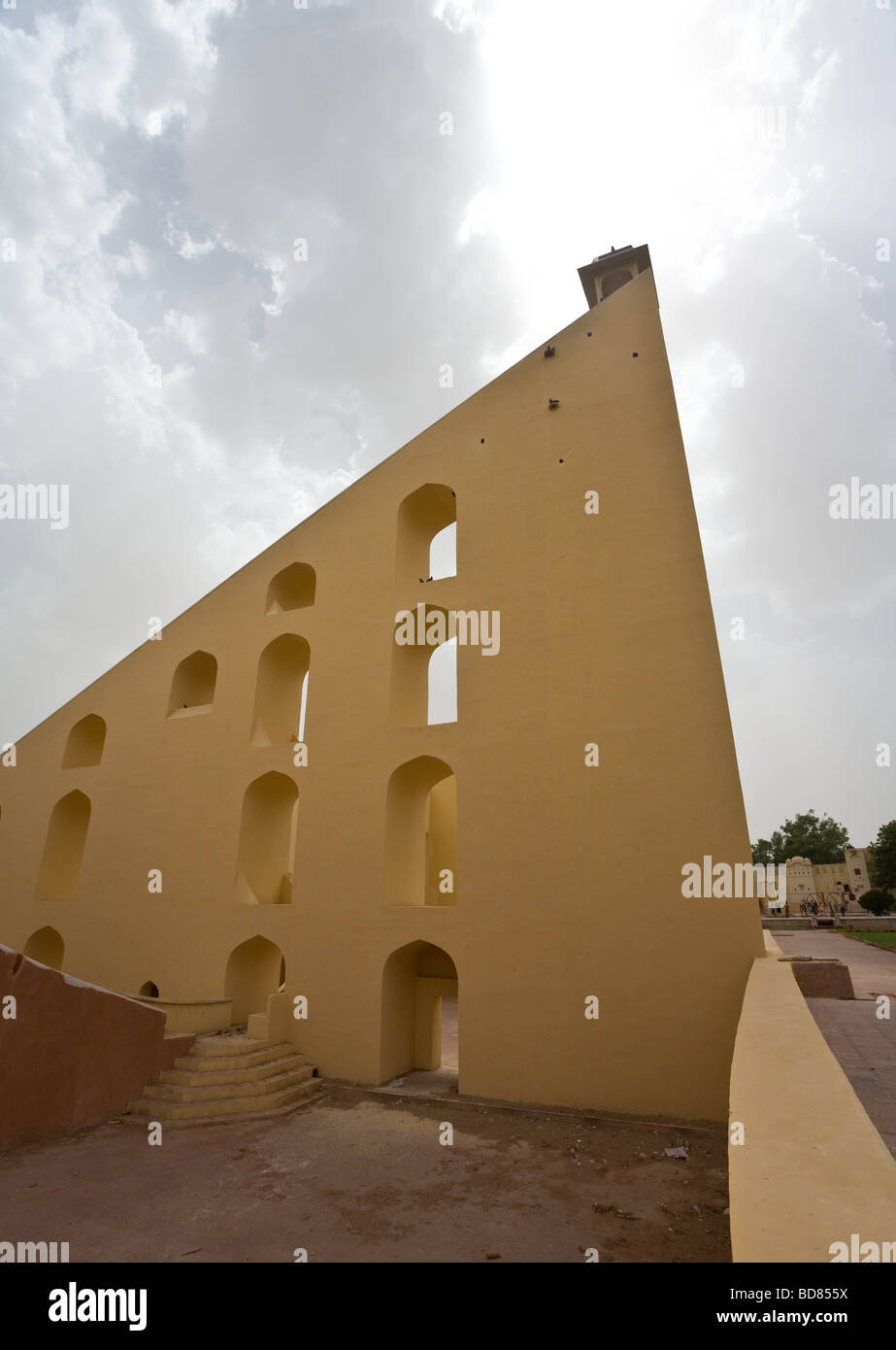 Strumenti strani grandi come edifici a Jantar Mantar osservatorio di Jaipur Foto Stock