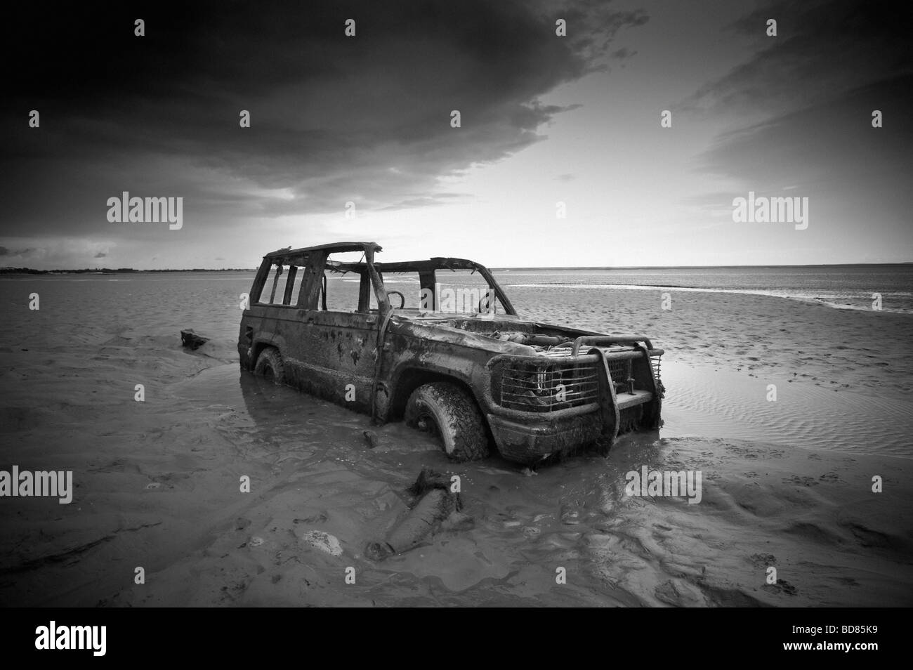 Auto abbandonate parzialmente sepolti nella sabbia della baia di Morecambe Foto Stock