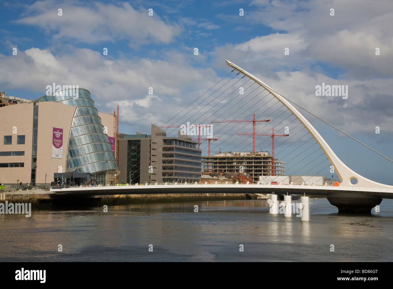 Il Samuel Beckett Bridge e il nuovo Centro Congressi, oltre il fiume Liffey, Dublino, Irlanda Foto Stock