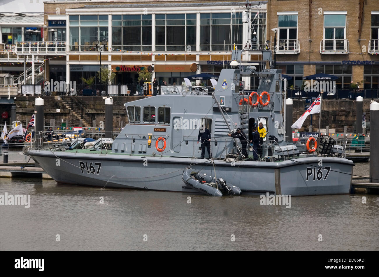 Royal Navy Patrol Boat (P167) ormeggiato a Cardiff, nel Galles Foto Stock