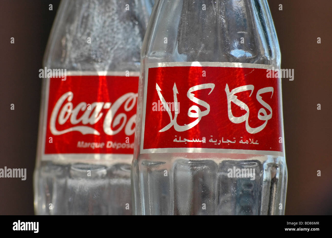 Tre coca cola bottiglie che mostra sia la lingua inglese e la lingua araba di ortografia e loghi. Preso in Marocco Foto Stock