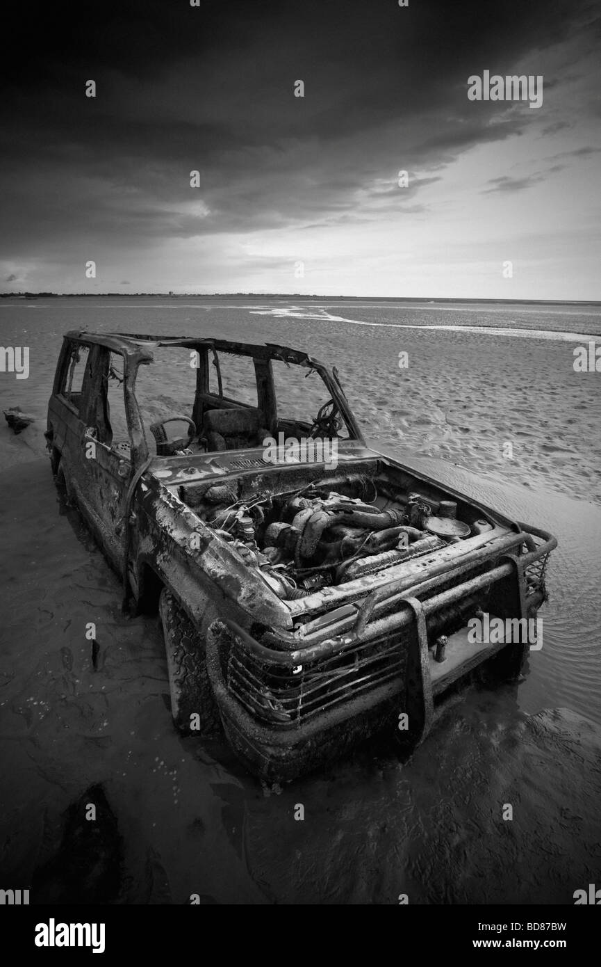 Ampia angolazione delle auto abbandonate parzialmente sepolti nella sabbia della baia di Morecambe Foto Stock