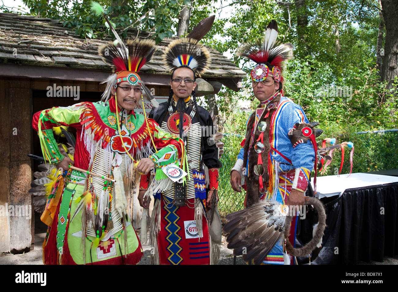North American Plains native Indiane in abito tradizionale a Pow Wow nel villaggio indiano a Calgary Stampede Foto Stock