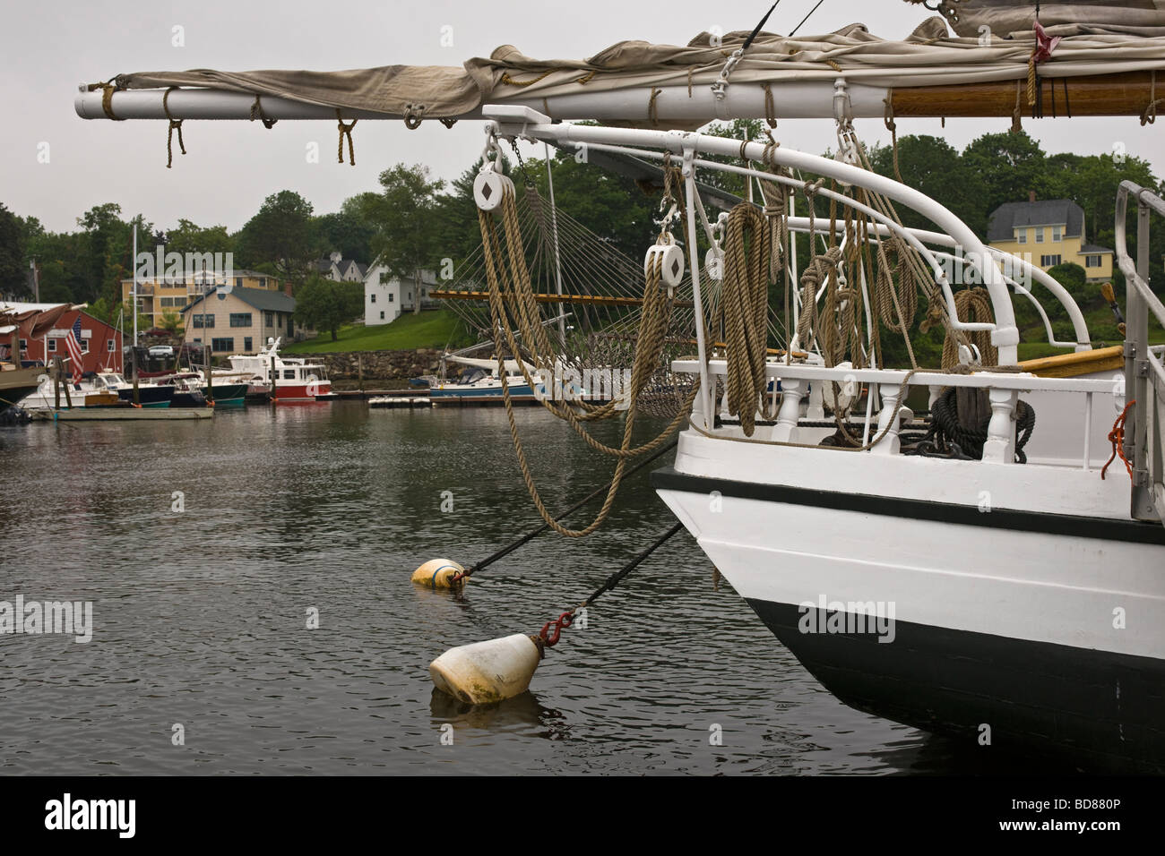 Barche nel porto di Camden Maine USA Foto Stock