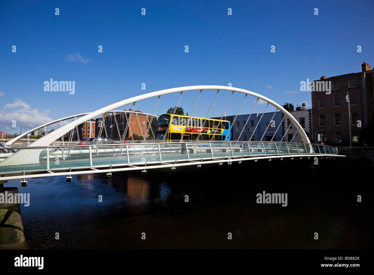 Il James Joyce Bridge sul fiume Liffey, Dublino, Irlanda Foto Stock