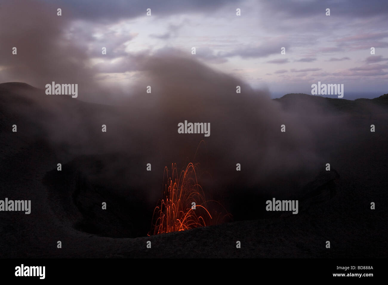 Mount Yasur mettendo su un inizio serata visualizzazione delle bombe di lava e ceneri Foto Stock