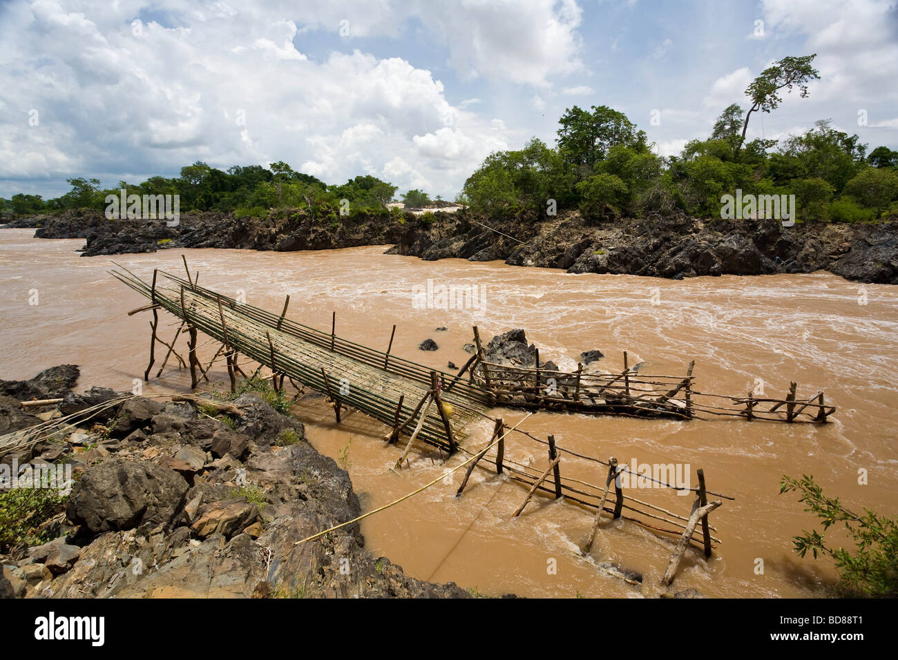 Un bambù trappola di pesce al di sotto di alcune cascate a Don Det Laos Foto Stock