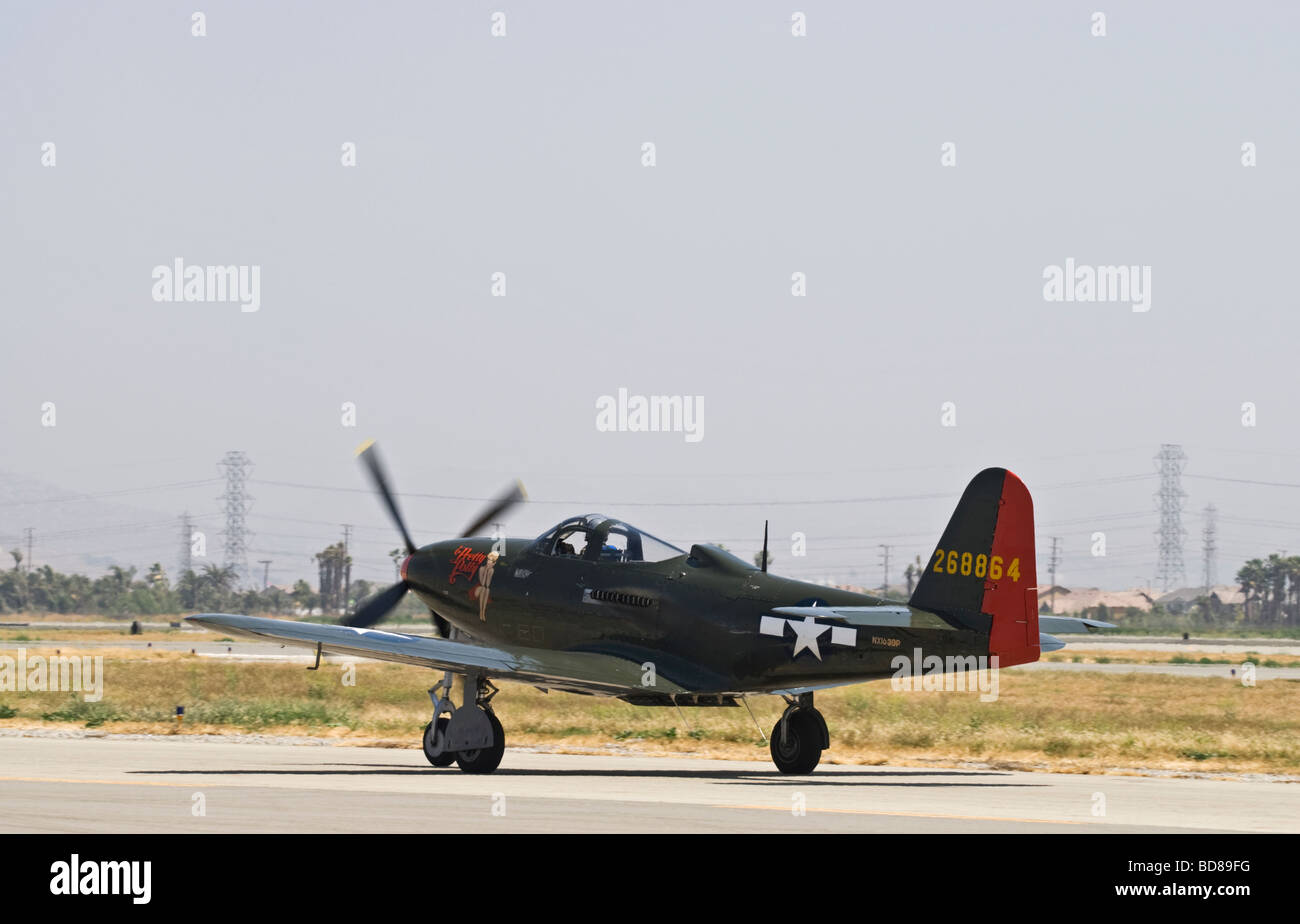 Un P-63 Kingcobra taxi sulla pista dopo il volo a un air show. Foto Stock