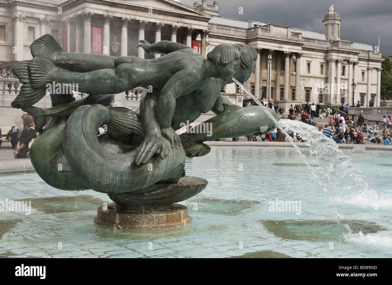 Il Mermaid fontana scultura in un affollato tourist riempito Trafalgar square di fronte alla National Gallery di Londra Foto Stock