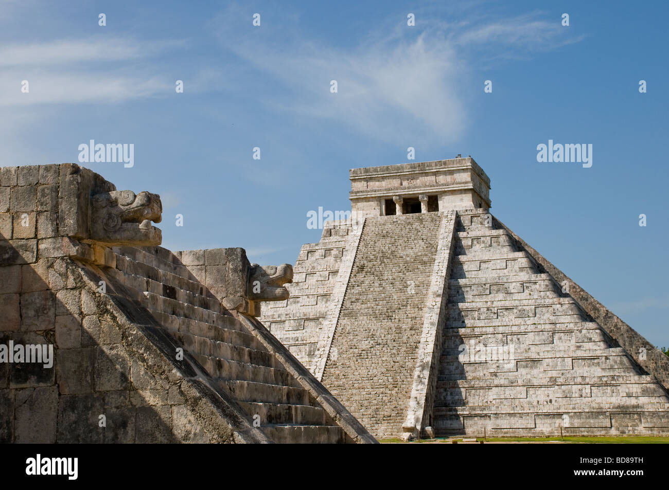 Il Tempio di Kukulcan El Castillo in primo piano è la piattaforma delle aquile e i giaguari Chichen Itza Messico Foto Stock