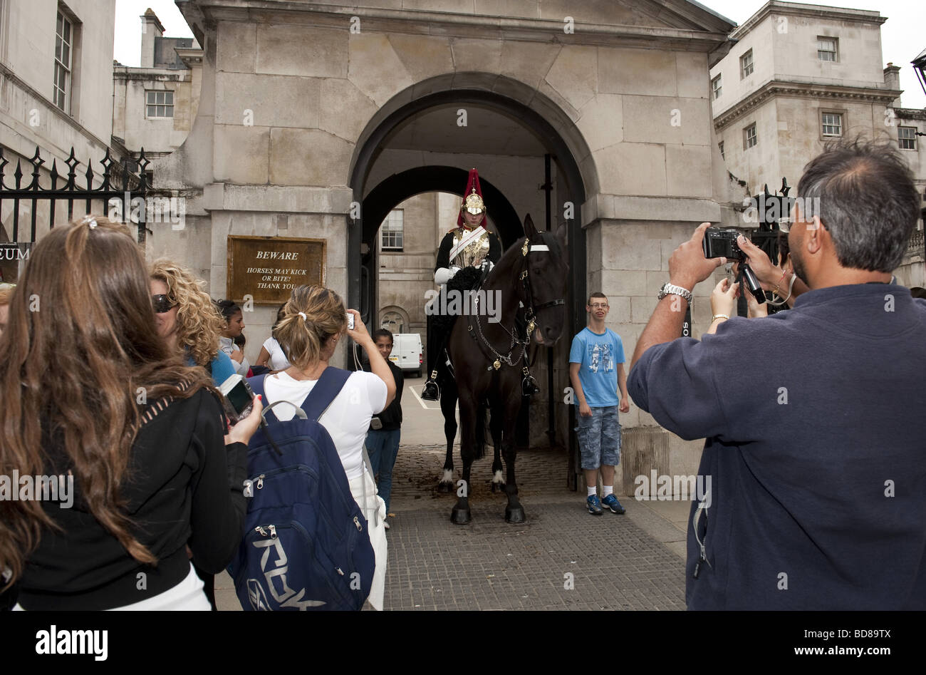 I turisti ed i visitatori di fotografare Ceremonially uniformata delle Guardie a Cavallo all'Admiralty Arch, Whitehall, Londra Foto Stock