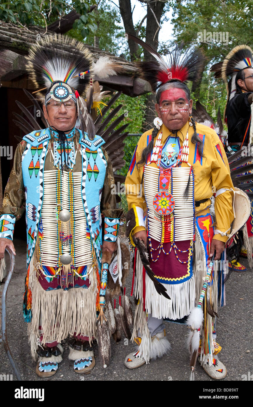 North American Plaims nativa indiana in abito tradizionale a Pow Wow nel villaggio indiano a Calgary Stampede Foto Stock