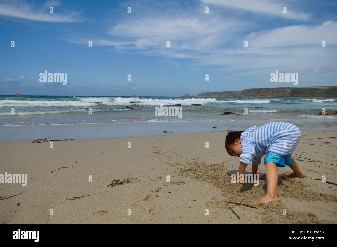 Un bambino di sei anni ragazzo scava nella sabbia su Sennen Cove Beach in Cornwall, Regno Unito 2009 Foto Stock