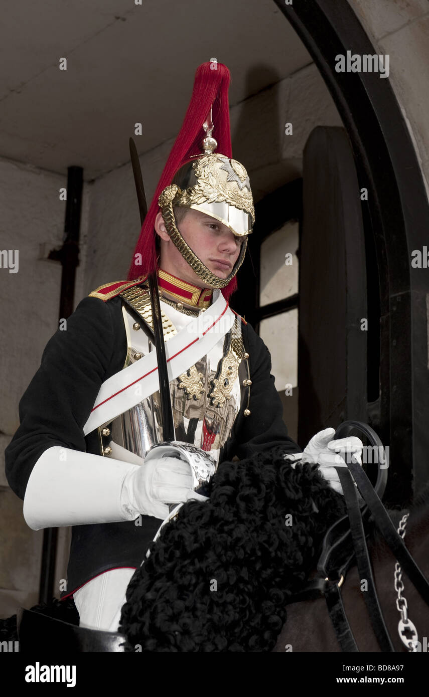 Ceremonially uniformata montato Horse Guard sul dovere di garitta a Admiralty Arch, Whitehall, Londra Foto Stock