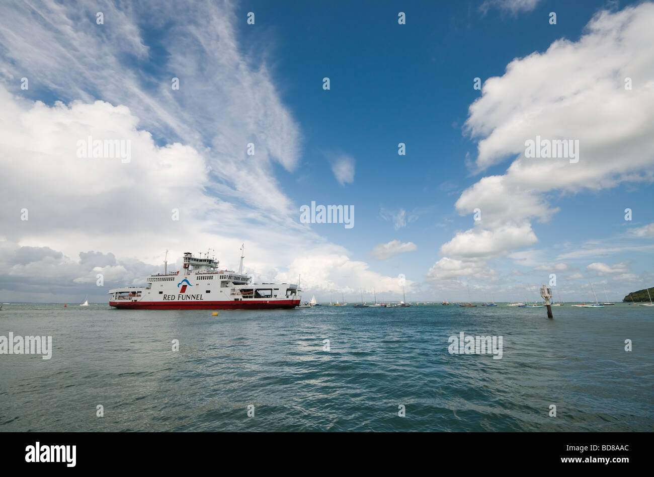 Imbuto Rosso traghetto per l'Isola di Wight Southampton verso est a Cowes Foto Stock