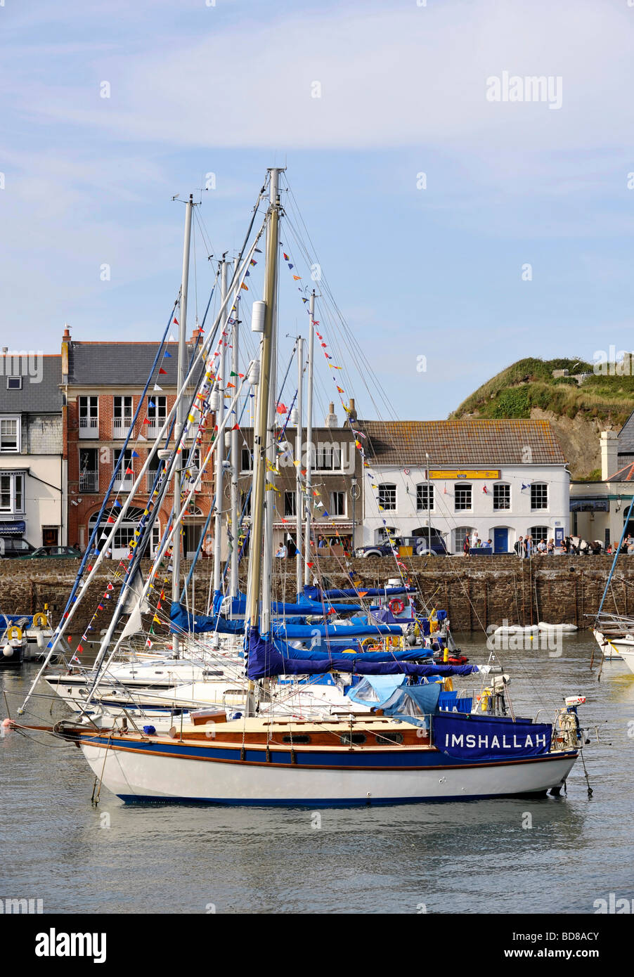 La barca a vela e barche da pesca ormeggiate a Ilfracombe Harbour sulla North Devon Coast contro un cielo blu, REGNO UNITO Foto Stock