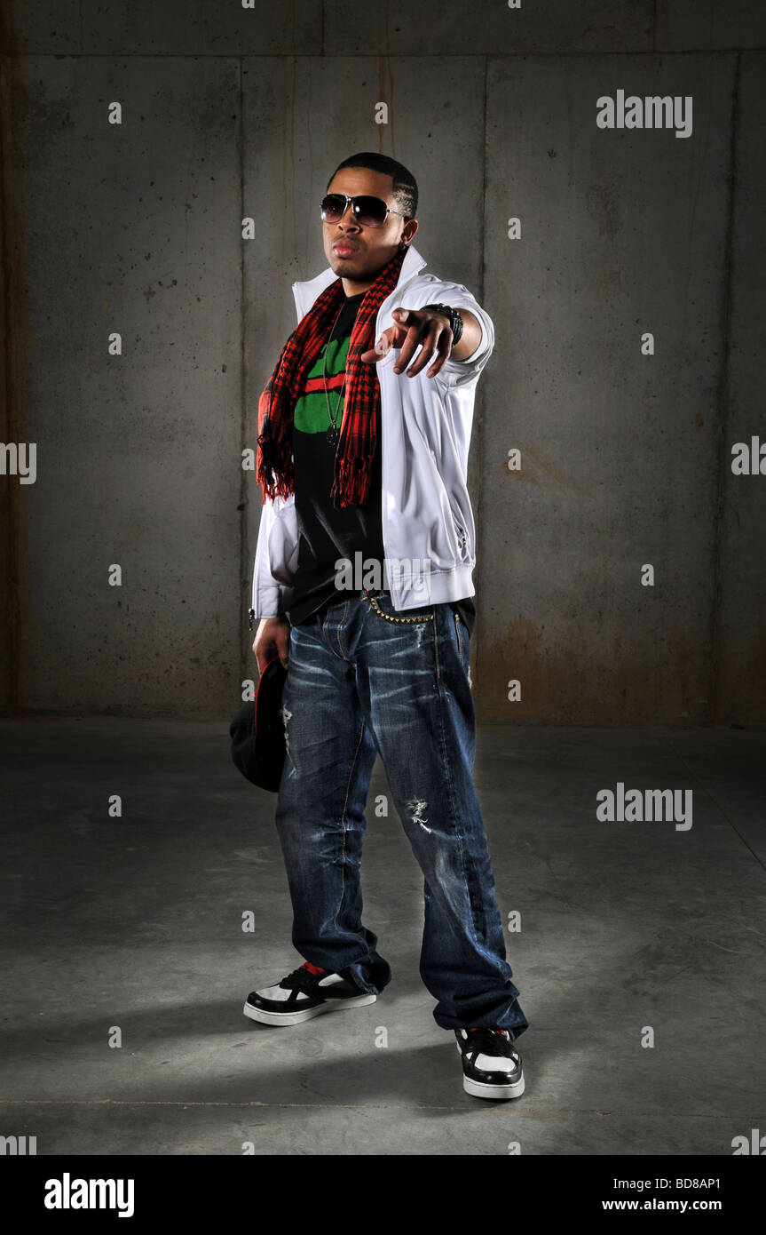 Hip hop americano africano uomo puntando su un background urbano Foto Stock