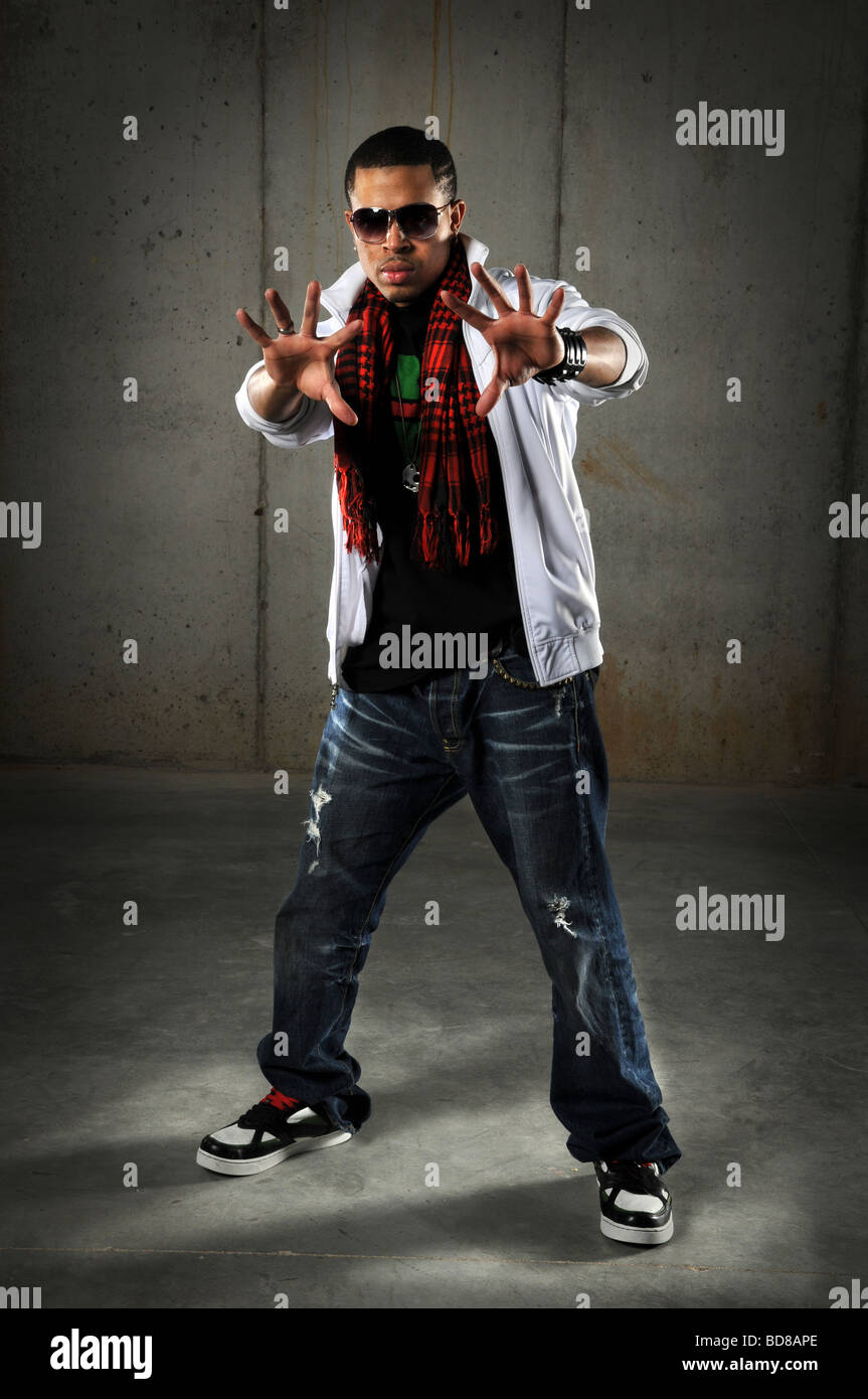 African American hip hop dancer che si estende le mani Foto Stock