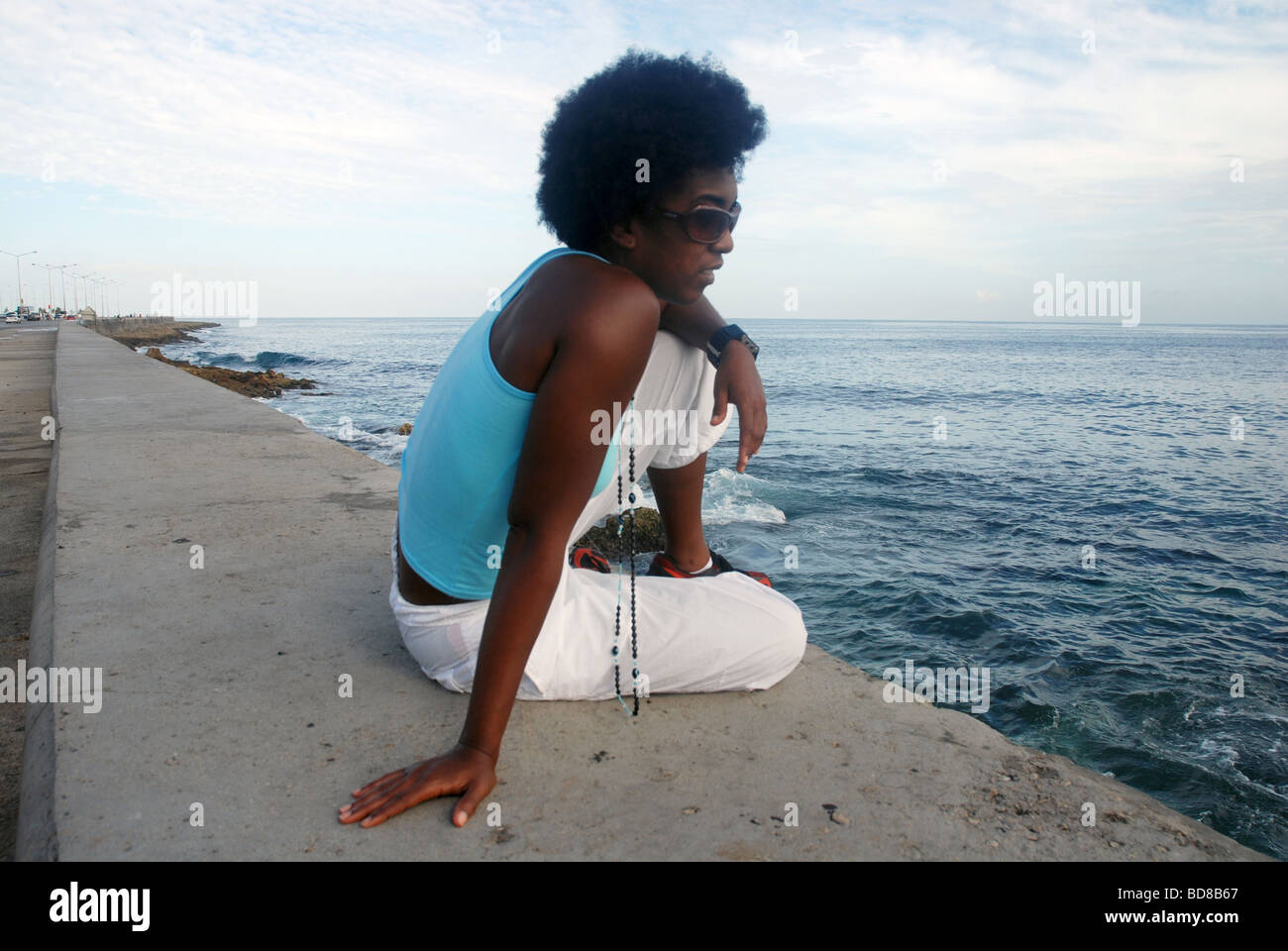 Diva afro-cubane cantante e cantautore Yusa dal Mar dei Caraibi al Malecon promenade nella Vecchia Havana, Cuba Foto Stock