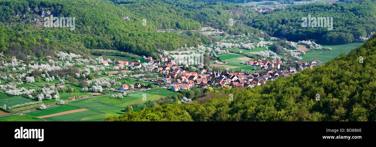 Foresta di colline coperte di Foresta Veldensteiner circonda il villaggio di Leutenbach, Franconain Svizzera regione Baviera, Germania Foto Stock