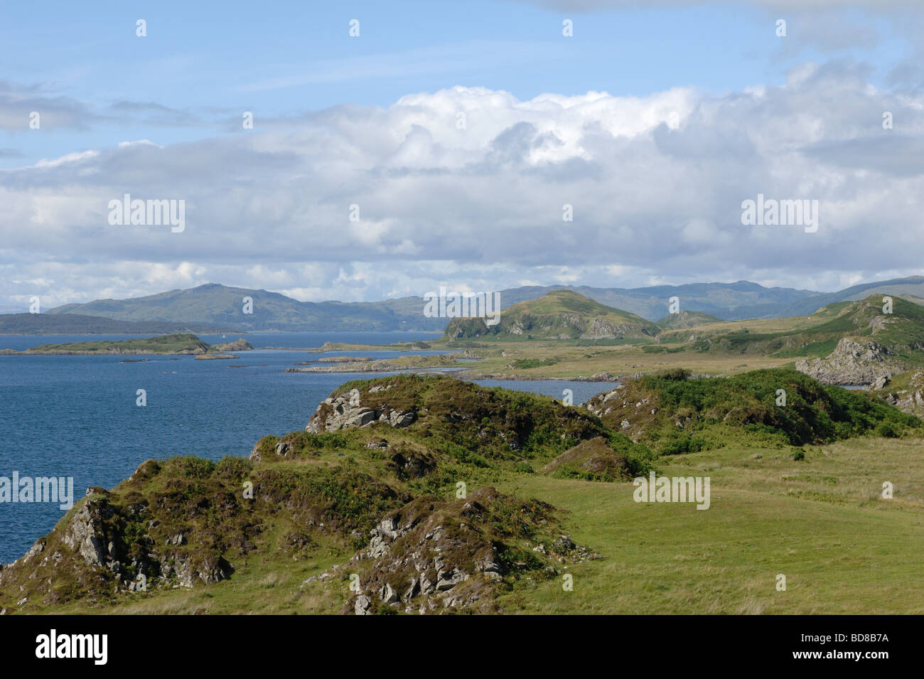 Vista dal punto Craignish guardando a nord verso Luing Island e il suono di Luing sulla costa ovest della Scozia Foto Stock