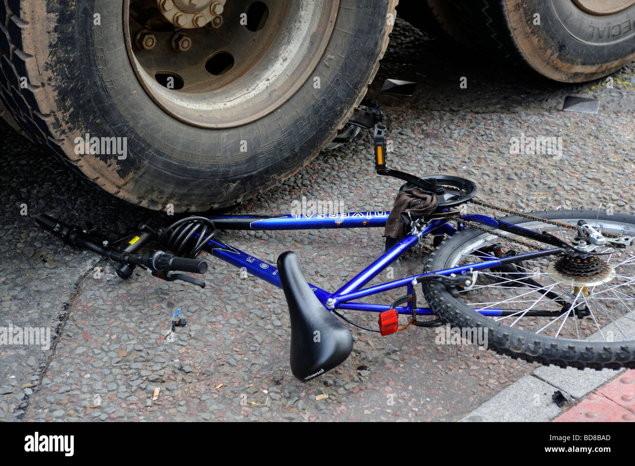 In bici sotto le ruote di un autocarro dopo incidente Foto Stock