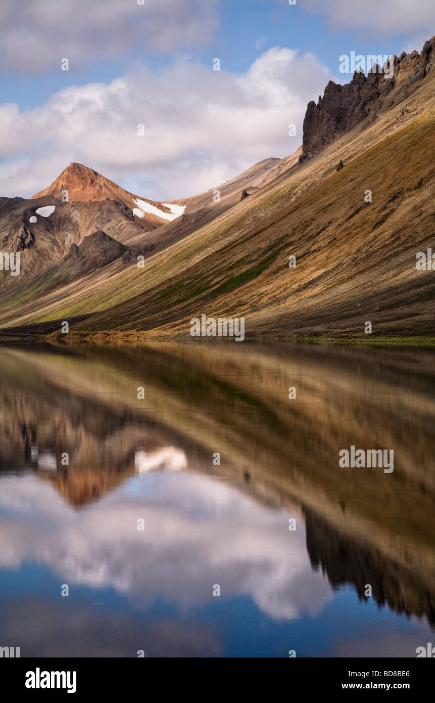 Chiesa lago di montagna, Landmannalaugar, Islanda Foto Stock