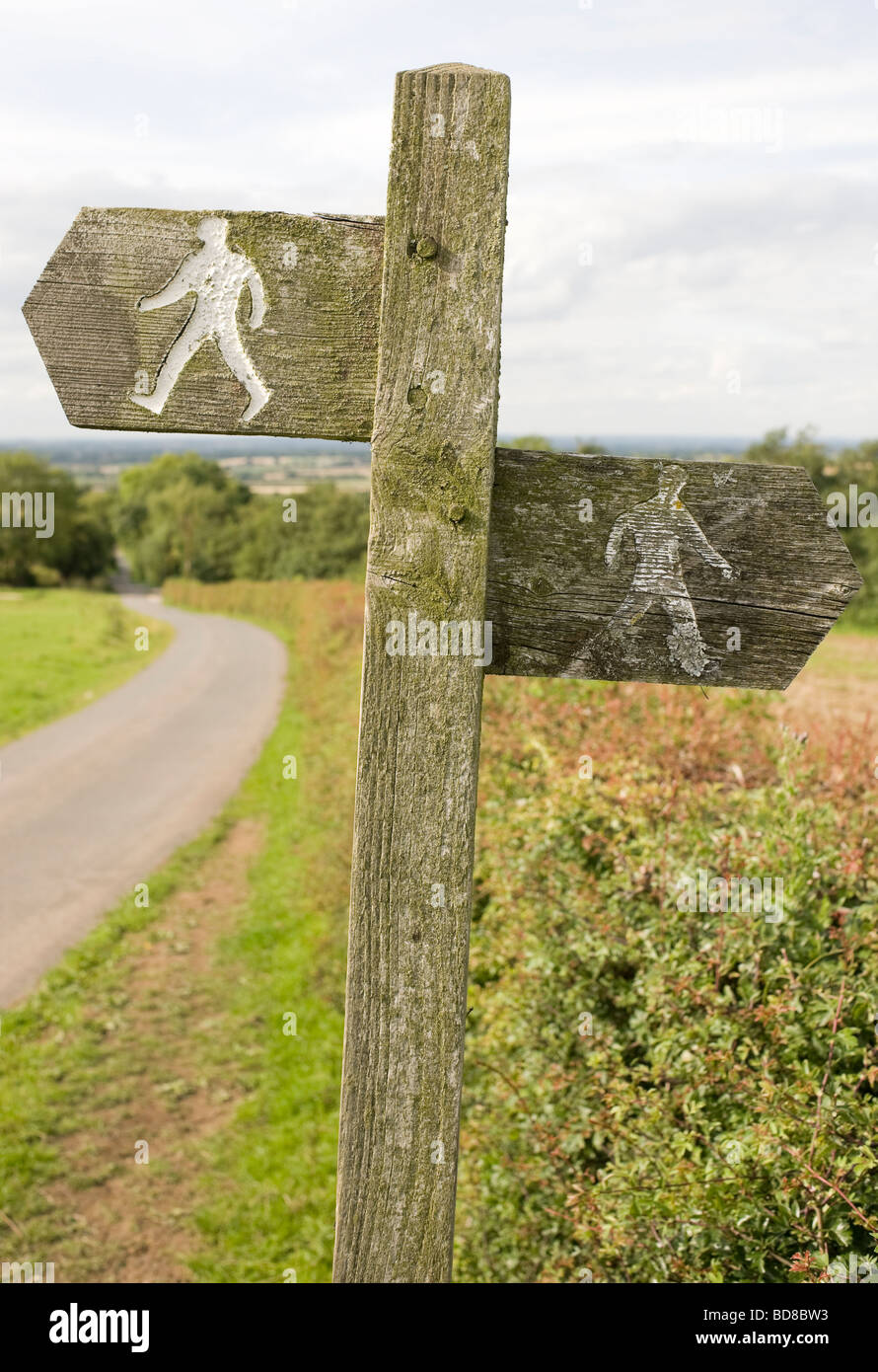 Un cartello per escursionisti del Cotswold modo sentiero nel Gloucestershire England Regno Unito Foto Stock