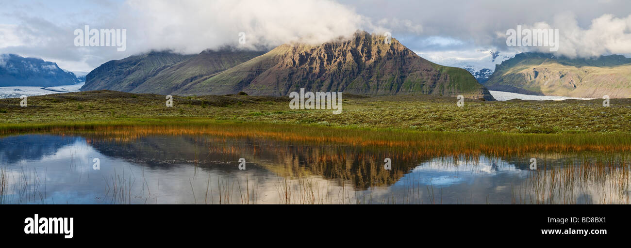 Islanda montagne di riflessione sulla costa meridionale Foto Stock