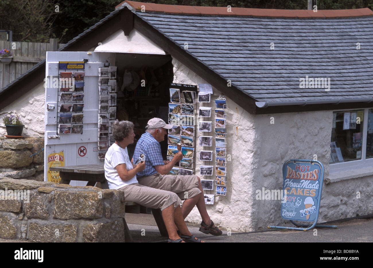 Porthgwarra negozio di souvenir con persone a mangiare il gelato South West Cornwall Inghilterra Foto Stock