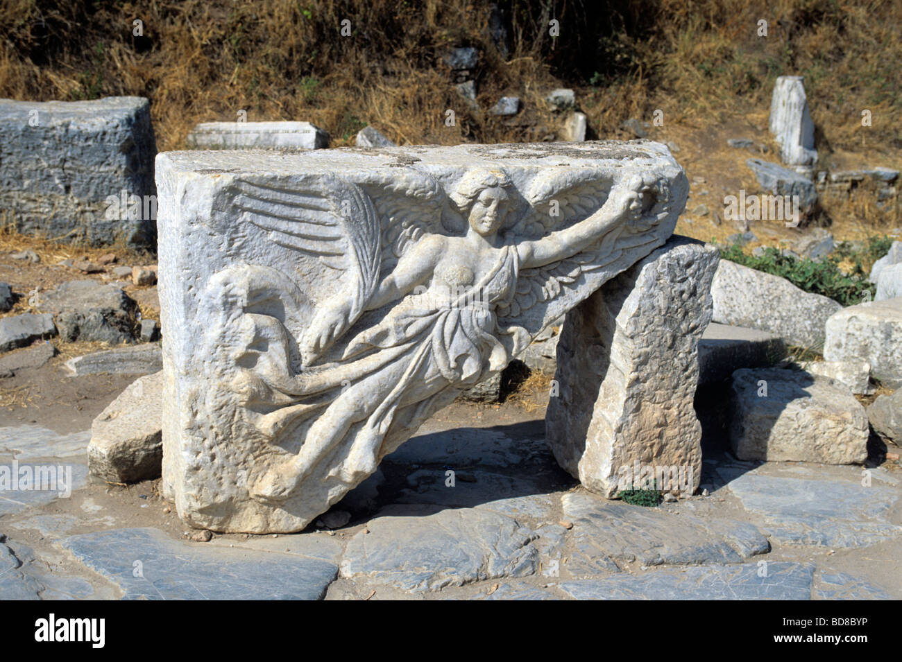 Scolpita la figura della dea alata Nike a Efeso in Turchia Foto Stock