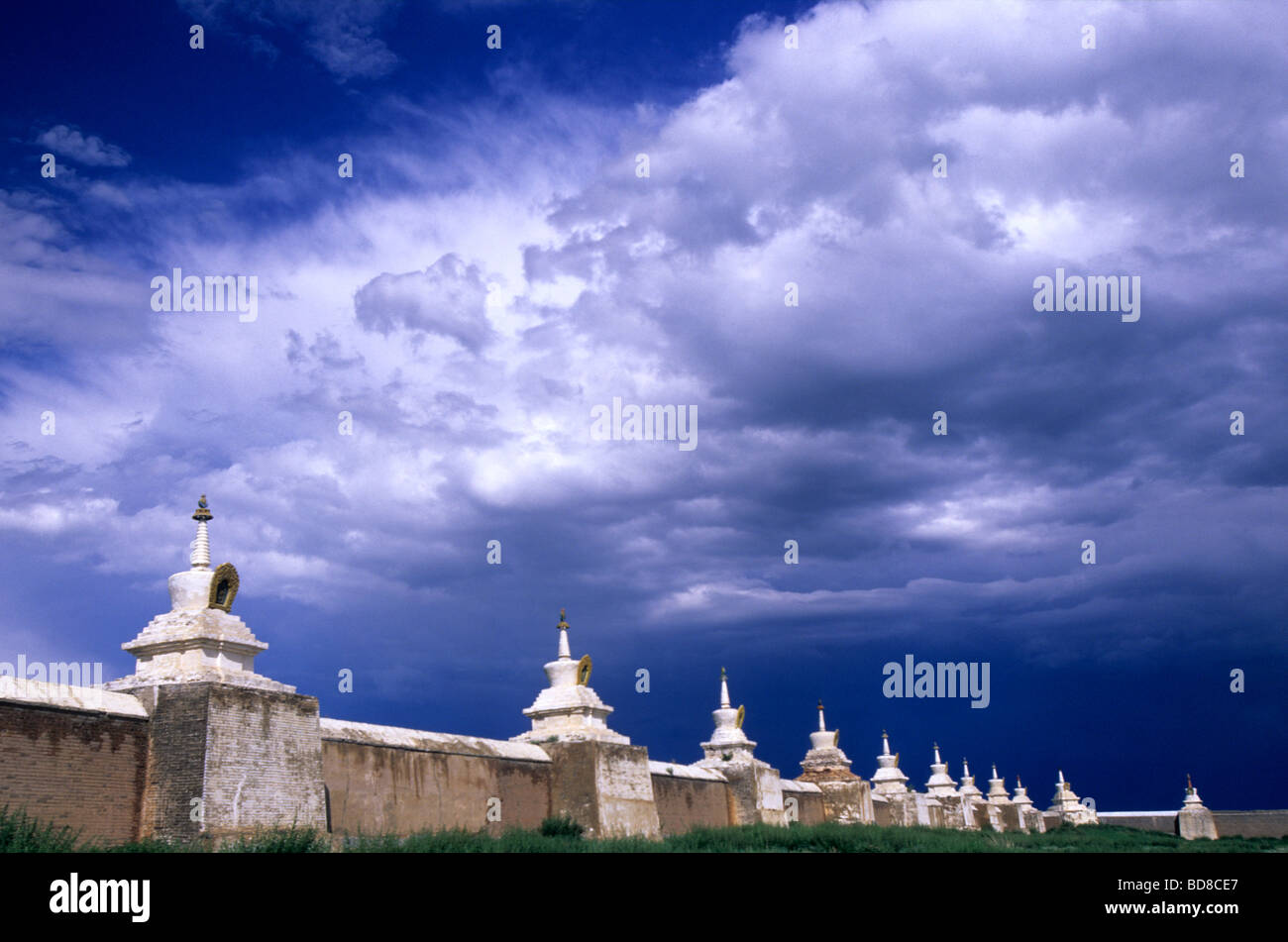 Le pareti di Erdene Zuu monastero con il suo 108 Stupas Karakorum, Mongolia Foto Stock