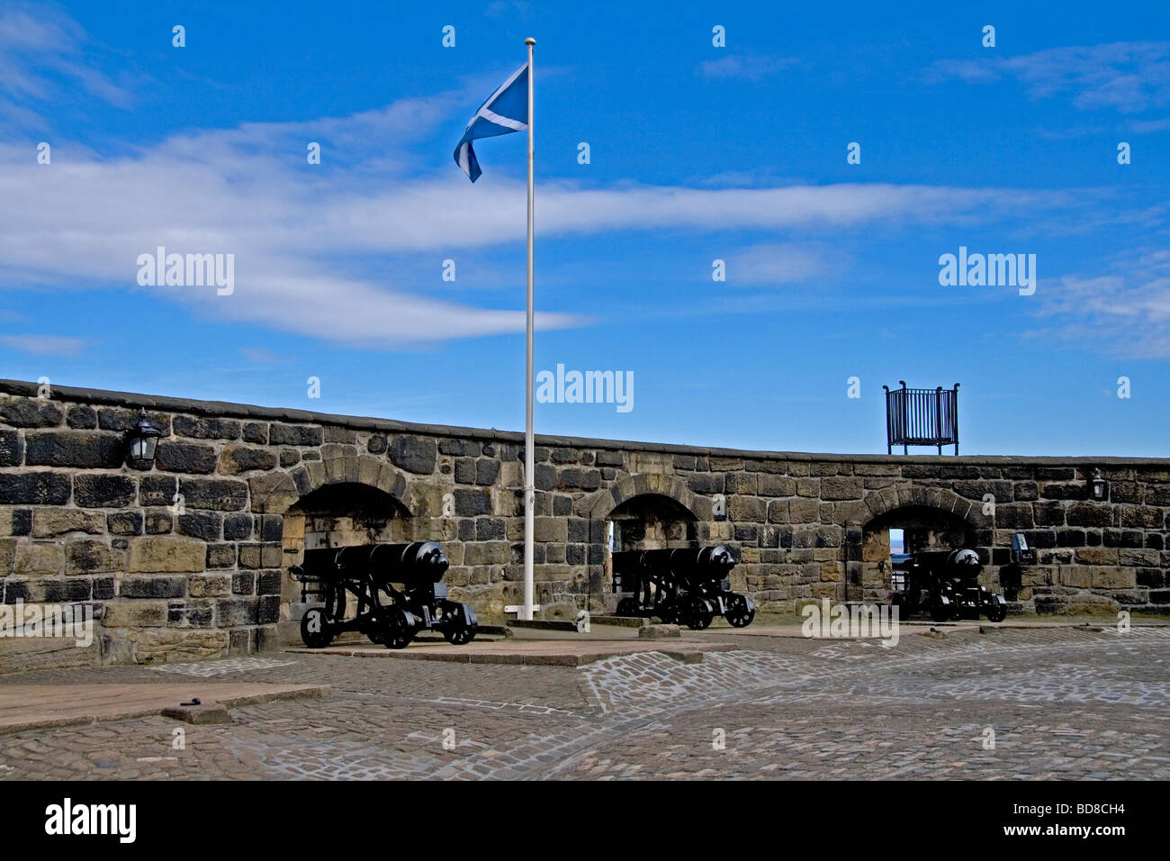 Half Moon Battery al Castello di Edimburgo con il salti o la bandiera di St Andrew's Cross, che vola contro un cielo blu. Foto Stock