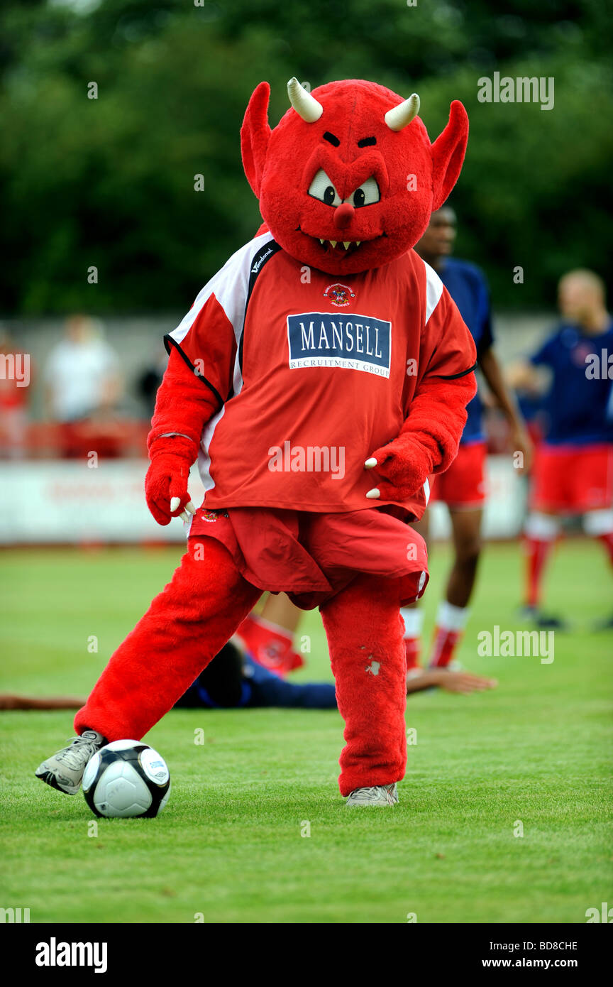 Crawley Town football club mascotte un diavolo rosso intrattiene la folla prima di kick off Foto Stock