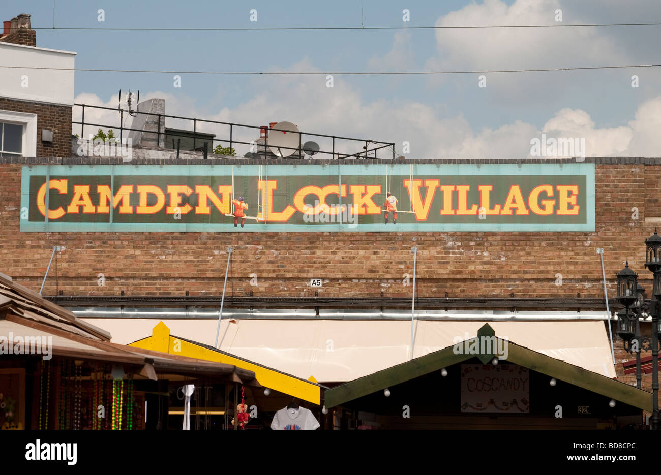 Banner in appena ricostruito Camden Lock Village, Londra Foto Stock