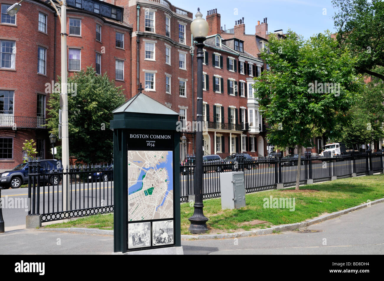 Boston ingresso in comune con Beacon Hill case di arenaria in background di Boston STATI UNITI D'AMERICA Foto Stock