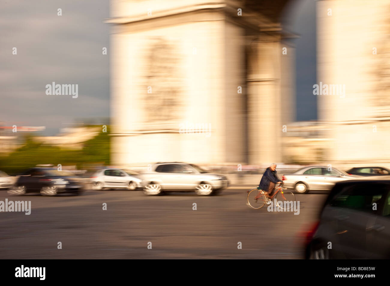 Brave ciclista presso l'Arc de Triomphe, Parigi Francia Foto Stock