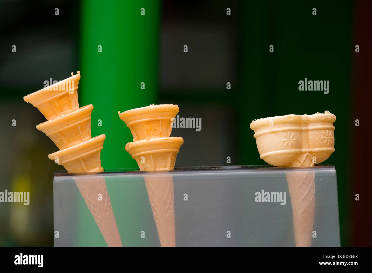 Coni di gelato in un rack. Sfondo fuori fuoco. Foto Stock