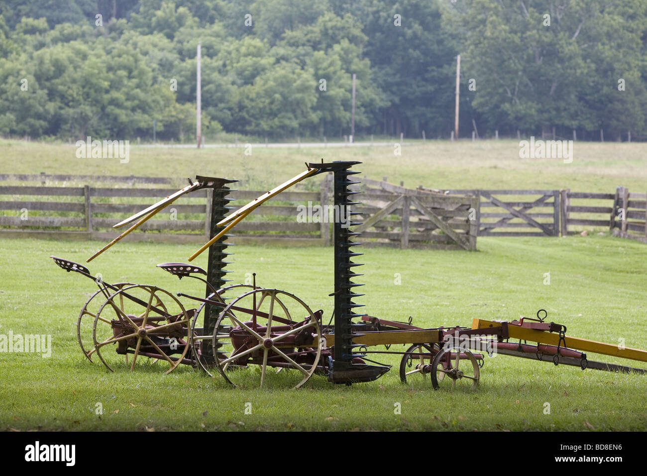 Vecchi macchinari agricoli in un campo (falciatrice) Foto Stock