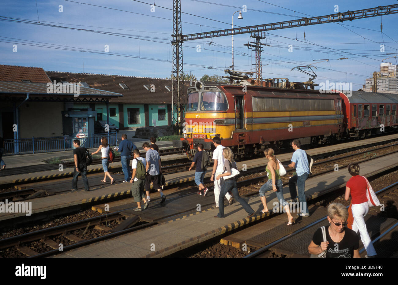 Le persone che attraversano la linea ferrovia a Nove Zamky stazione ferroviaria in Slovacchia Foto Stock