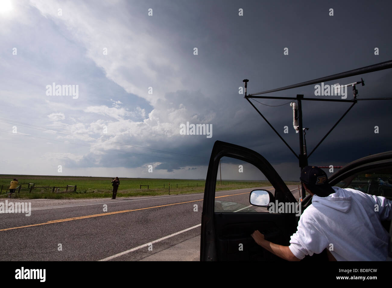 Storm Chaser Andrea Arnold da Purdue University esce il suo veicolo di sonda a guardare un supercell in via di sviluppo nel sud del Kansas Foto Stock