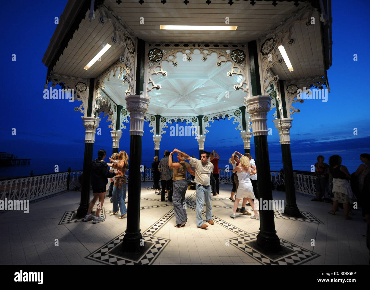 Club di salsa la notte a ballare nel rinnovato bandstand sul lungomare di Brighton Regno Unito Foto Stock