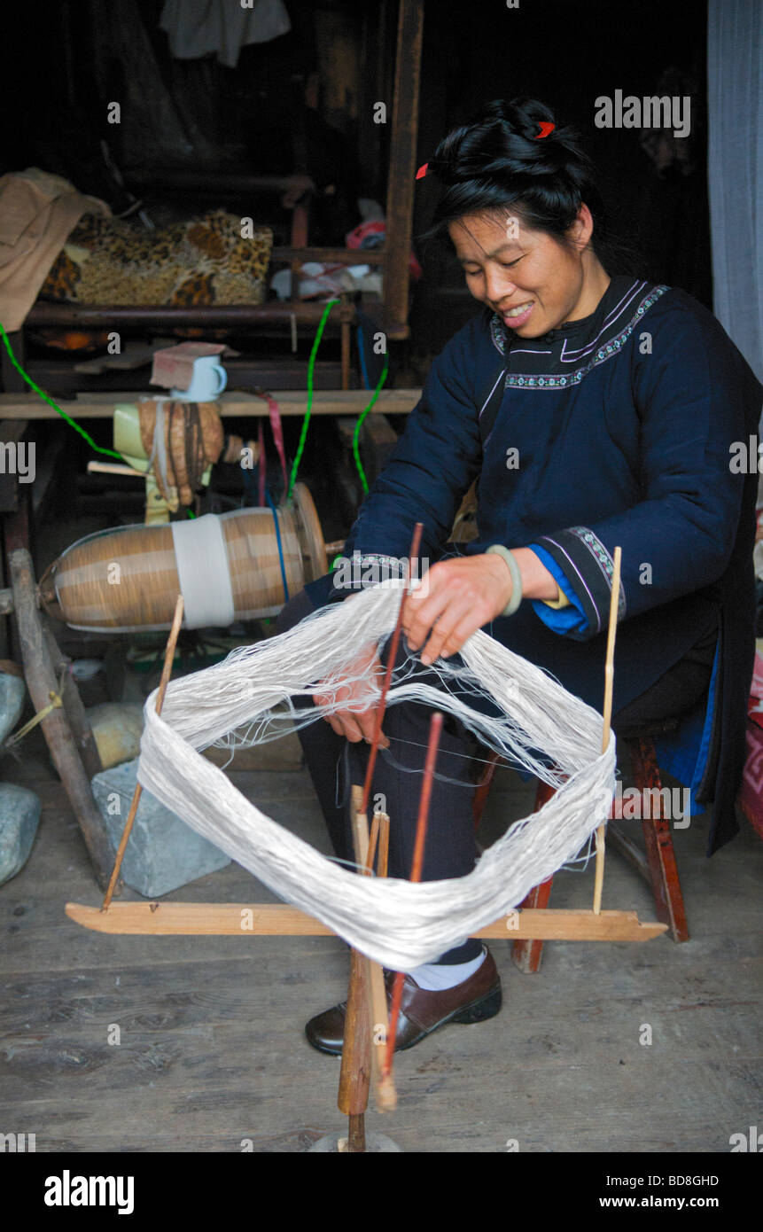 Dong donna filatura Chejing village Guizhou Cina Foto Stock